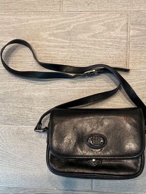 Basido Vintage Black Italian Leather Crossbody Bag with Embossed 'B' Emblem
